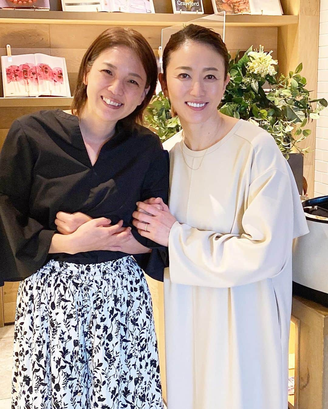 田中雅美さんのインスタグラム写真 - (田中雅美Instagram)「同級生の中尾美樹　@miki.ty_  と会えました♡  ・ ・ 1994年ローマ世界選手権に一緒に行き、合宿から試合までずっと同じ部屋で、夜な夜な寝付くまで語ったよね。  ・ ・ 鳥取インターハイでは、美樹の宿に遊びに行ったり😆  ・ ・ 一緒に行ったイタリアシシリー島でのユニバーシアードも楽しかった✨  ・ お互いに引退後にも行き来して、子供も同じ年で、今も仲良くしてくれて本当にありがたい存在✨  ・ ・ この日もお互いの近況報告をずっとお喋り続けて、あっという間だったね。 また近々会おうね。  ・ ・ #同級生 #15歳から知り合い #中尾美樹 #元日本代表 #スイマー #競泳」6月1日 20時55分 - tanakamasami_official