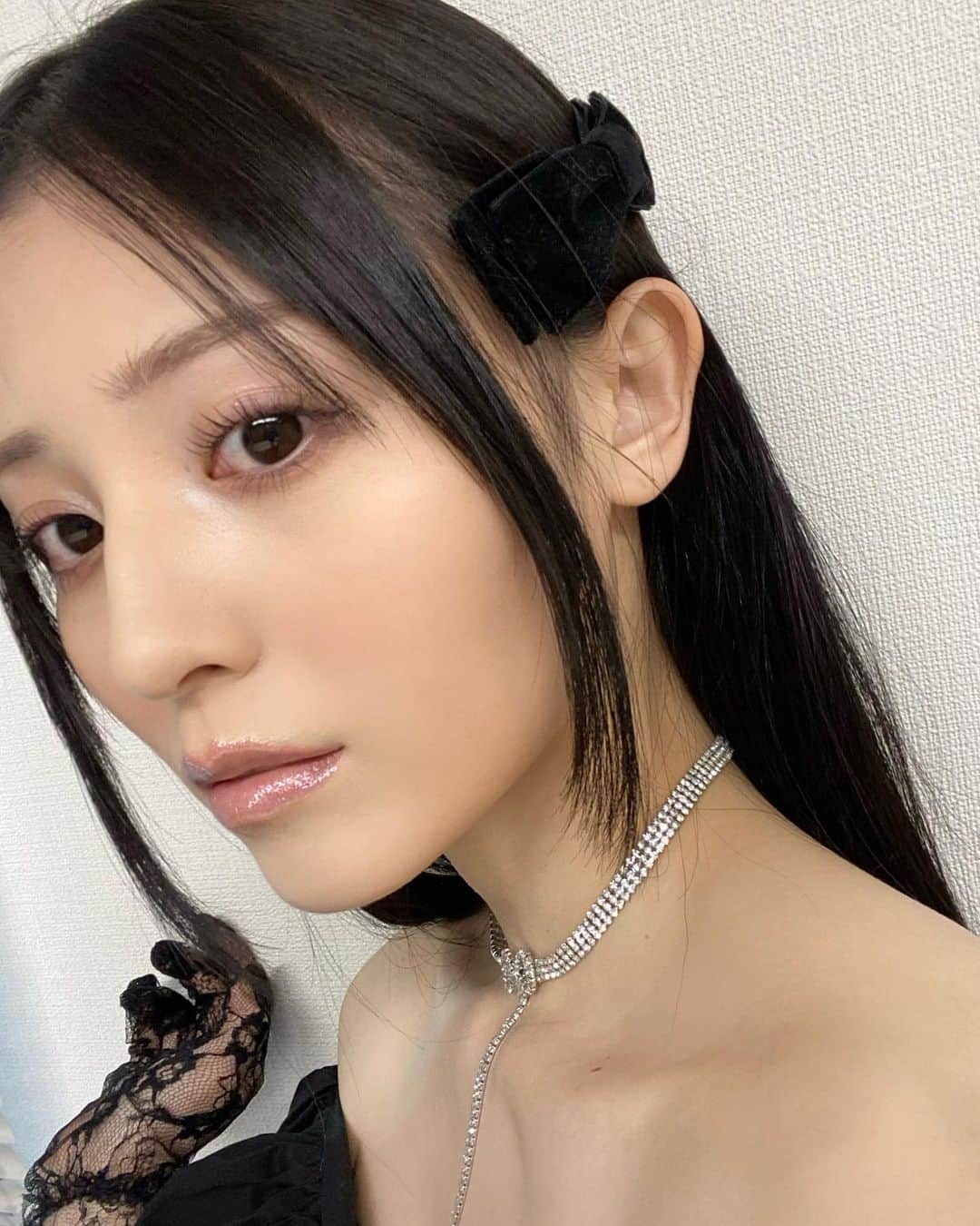 吉井美優のインスタグラム：「． PECHE 006 🍑  掲載させて頂きました 6月8日発売です  本日から予約販売開始なので是非 🩶🖤  #peche#pechemagazine」