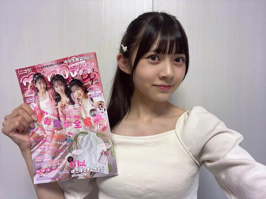 吉本麗南のインスタグラム：「ニコラ7月号発売です！  シャノン、フタバ、ナツミちゃんのガーリーなピンクの表紙が目印💗  シャノン、フタバおめでと~☺︎  梅雨のお悩みを解決する企画だったり、今月号も盛りだくさんな内容なので、ぜひゲットしてねー！  ふろくは｢17kgのぽこぽこきんちゃく｣だよ🌿  #ニコラ#nicola#ニコラ7月号発売中#ニコモ#吉本麗南」