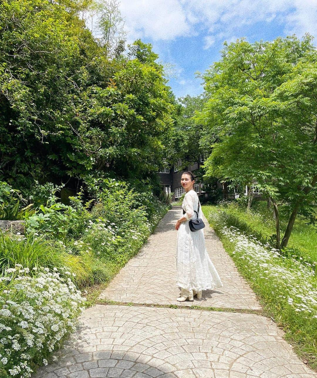 kazumiさんのインスタグラム写真 - (kazumiInstagram)「鎌倉へ🌿 お庭もレストランも素敵な古我邸　@kogatei_wedding に連れて来て頂き幸せ🩵💚 お料理も美しくて美味しい✨✨  久々に enso @enso_osaji で調香体験も😍 自分の好きな精油とスプレーを好きな分量で調香できるんだけど前回とほとんど違う精油を選んだのに完成はなぜか前回と似ている不思議🤔✨  好きなものはブレずに変わらないのかもしれない😂✨  明日からは雨だそう。 ６月のはじまりに嬉しい日だったなぁ🥰🥰 . #鎌倉#古我邸#enso#osaji#kazumi#acuraentertainment」6月1日 20時58分 - kazumi0728