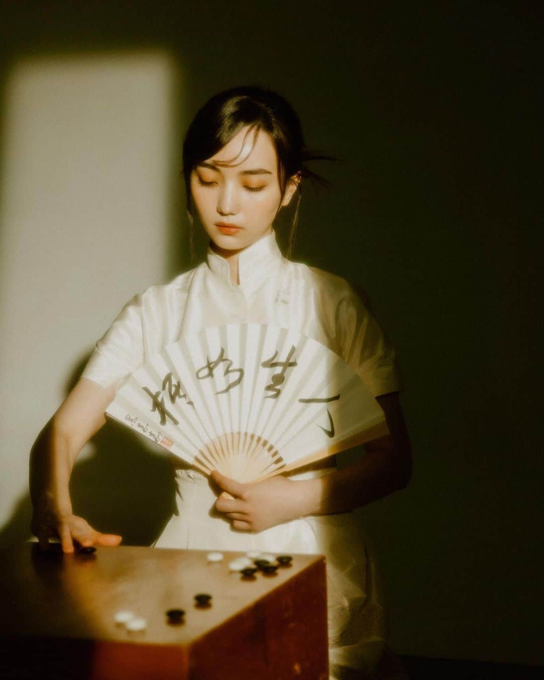 黑嘉嘉（ヘイ・ジャアジャア）さんのインスタグラム写真 - (黑嘉嘉（ヘイ・ジャアジャア）Instagram)「還記得《棋靈王》的前半段，為了擺脫佐為這個「執念」，主角阿光一開始是完全都讓附在身上的佐為下棋的（可憐的塔矢亮🥹） 直到阿光開始感受到19路棋盤宇宙的樂趣、並嘗試自己完整下完第一盤棋後… 然後，就完全停不下了。  那次之後，阿光也漸漸不再讓佐為代替他下（要下只能跟自己下)。還記得那時候好像蠻多觀眾因此有點氣阿光，氣他為什麼不給佐為多下點！  但其實身為一個圍棋人，我卻完全可以理解這個階段阿光的心境…  這個階段的阿光，正處於「探索圍棋全局視野」的階段，他已經理解了一盤棋從佈局、中盤到官子的概念，並能夠在近乎無限的選擇中，自信的落子！享受和沈浸在棋盤上，和對手思緒交流的手談樂趣。  那種「好像可以這樣下下看～ 」、「啊！原來這樣還有這招！ 」 的感受，是真的會上癮、完全停不下來😅 而這個階段，也正是圍棋開始讓人著迷的魔法時刻 -  越下就越想再試試看，自己下一盤還能下到什麼程度。最棒的事，能夠開始在其他人的對弈中，品味更多不一樣的棋局視野。  算一算，下圍棋至今也已經超過20年了... 圍棋早已經是我人生中不可分割的一部分，棋盤上的所見所學，更幾乎塑造了自己的人生觀。 但像阿光這樣的「視野探索」階段，那種似懂非懂，下完一局馬上就想接著下一局的求知若渴，依舊是我下棋人生中，最懷念的純粹時光之一❤️  這次團隊更新的線上課程改版設計理念，就是希望能夠把大家一口氣帶到這樣的階段～ 只要跟著進度，運用課程專屬APP中的AI陪練功能，我相信你一定能夠用最短的時間，來到這樣的階段💪  誠摯邀請你，一起探索棋局變化的無窮魅力、看到更不一樣的風景： 👉https://pse.is/4yn4t5」6月1日 20時59分 - jiajia94526