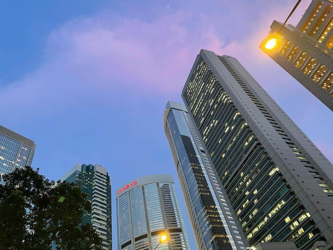 アグネス・チャンのインスタグラム：「Hong Kong is very hot in the daytime. Went for a night walk.」