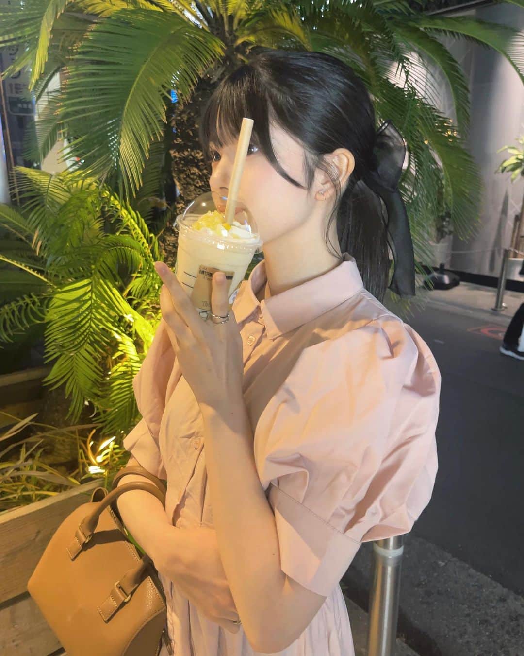 坂下真心のインスタグラム：「⌇ 𝗅𝖾𝗆𝗈𝗇 ⁡ ⁡ 4年前くらいに出てたレモンフラペ亡霊なので ⁡ 今回レモンって知って跳びました o̴̶̷̤ ̫ o̴̶̷̤🍋♡ ⁡ でも何飲むにしてもアーモンドミルク変更必須❕ （ 乳糖不耐症なので ） ⁡ ⁡ #05 #idol #nmb48 #nmb #jk #ljk  #スタバ #Starbucks #スタバ新作 #スタバカスタム  #瀬戸内レモンケーキフラペチーノ」