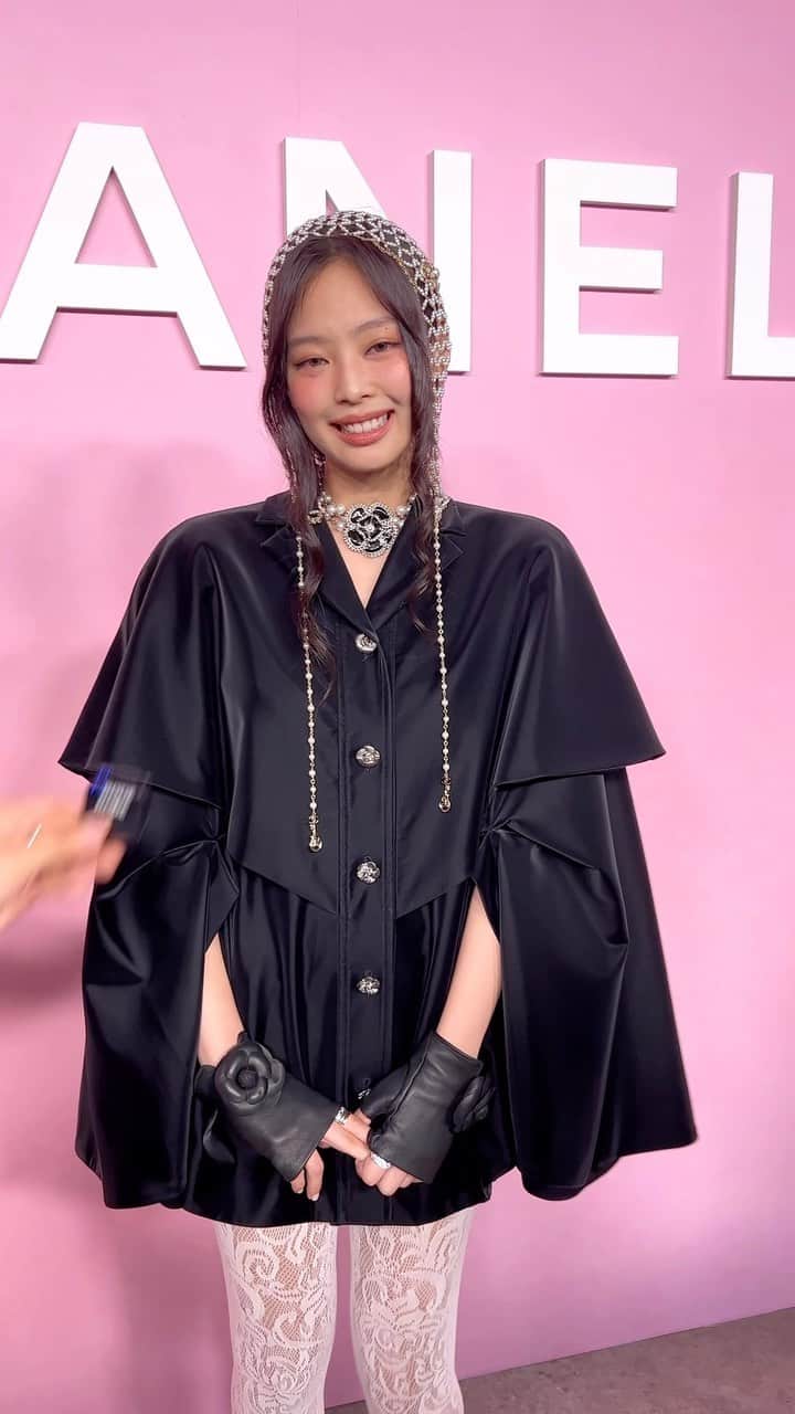 のインスタグラム：「シャネルの「2022-23年メティエダール コレクション」を東京で再演したレプリカショーに　#BLACKPINK の #ジェニー が来場！今日のルックのポイントや、ショーの感想、東京についてなど。特別インタビューで答えてくれた🖤💕 #chanel #chanelmetiersdart #chaneltokyo #blackpink #Jennie #ジェニ」