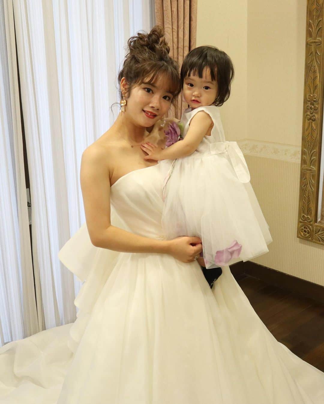畠中清羅 のインスタグラム：「_  気づけば6月。 我が家の長女がまもなく4歳を迎えます。 4年前の今日は病院入院中だったなぁ..  大変なお産で時間もかかりましたが無事に産まれてきてくれてあれから4年も経つんだね😫  はじめはちゃんとお母さんになれるのか不安で、だけどこの小さな命は私が守ると決めて少しずつ私もお母さんになりました。  大きくなってきてあっという間にお話もできるようになって毎日叱ってばっかりでこんなママでごめん..といつも思ってる😭🙏  毎年誕生日迎える前に昔の写真 振り返るけど毎年泣いてる気がする😂  あんなに小さかったのに今やなんでも1人でできちゃうし 本当に私が産んだの？！って思うくらいしっかりしてて😂  まだ誕生日迎えてないのに 長文綴っちゃったよ✏️  #もう少しで4歳#過去pic」