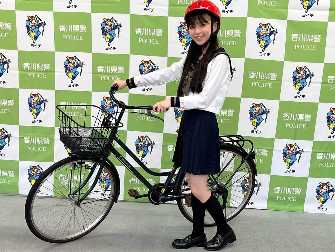 大里菜桜さんのインスタグラム写真 - (大里菜桜Instagram)「🎀お知らせ🎀 Twitterの香川県警察アカウントから本日発信しましたが、 自転車のヘルメット着用を呼びかけさせていただいています🪖 菜桜からのメッセージは 「帰りを待っている家族のためにもヘルメットで大切な命を守ろう」です。 ヨイチ君と一緒に呼びかけました📢 是非香川県警察のTwitterも見ていただいて 皆さんの力でも拡散してもらえたら嬉しいです🫡  #香川県警察#香川県 #自転車#ヘルメット#命を守る#ヨイチ#大里菜桜 #police #kagawapolice」6月1日 21時10分 - naooosato