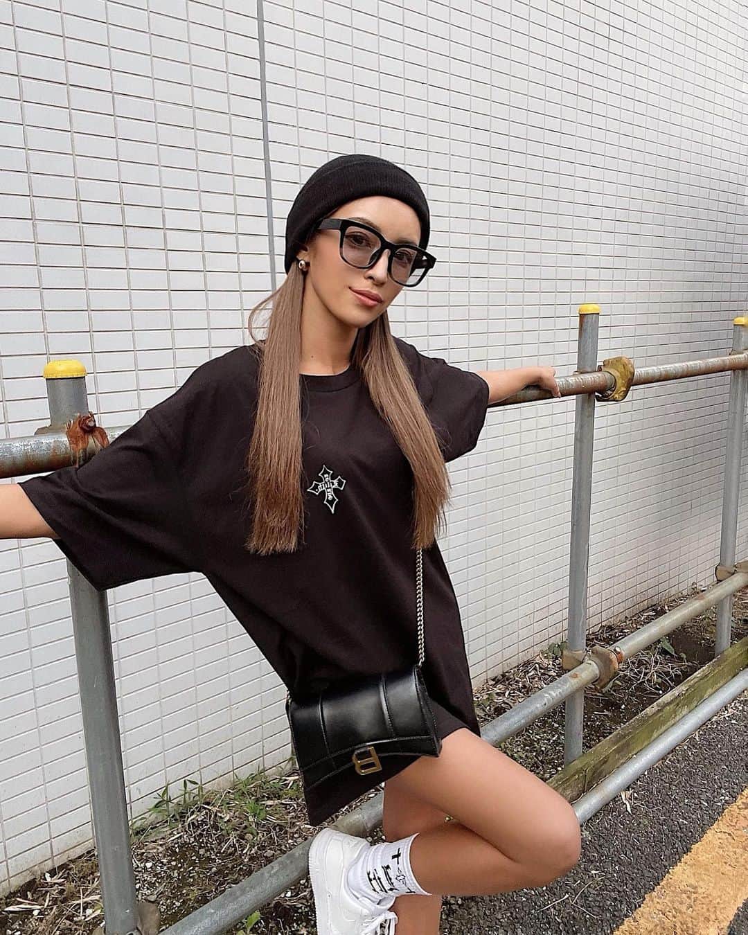 MIWAのインスタグラム：「#ootd ㅤㅤㅤㅤㅤㅤㅤㅤㅤㅤㅤㅤㅤ ㅤㅤㅤㅤㅤㅤㅤㅤㅤㅤㅤㅤㅤ 先輩のブランドのお洋服🖤 ソックスとTee 可愛い🫶🏼/// ㅤㅤㅤㅤㅤㅤㅤㅤㅤㅤㅤㅤㅤ @lilith_official_tokyo  @yukkoro__14 さん おめでとうございます💜*.+ﾟ ㅤㅤㅤㅤㅤㅤㅤㅤㅤㅤㅤㅤㅤ #ニット帽#スニーカーコーデ  #エアフォース1#nike#ニット帽コーデ」