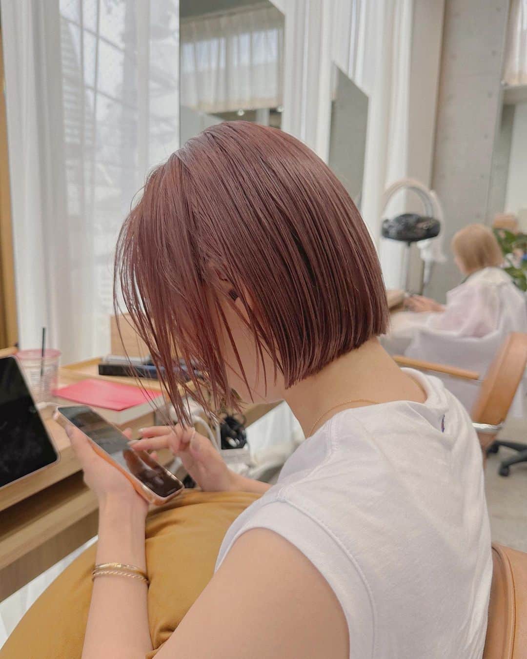 Momoのインスタグラム：「. ピンクベージュと bob派 . . ✔️画像を保存してカウンセリングの 時にみせてください♡♡ .  イメージを変えたいけど短くするのも ブリーチをするのも勇気がいる🥺 . そんな方にも幅広くその方にあった提案 をさせて頂き一緒におしゃれを楽しみましょう♡ . ブリーチカラーは【ケアブリーチ】を 推奨しております♡ . ケアブリーチは従来よりも髪の毛への ダメージが94%cutされます！ . ブリーチなしのダブルカラーも 提案させて頂きますのでぜひご相談ください♡ . 12／3から 新店舗　GARD/ëN (ガーデン／エン) がopen♡♡ . 場所は表参道♡♡ 新しいこだわりのつまったお店で ぜひお会いできるのを楽しみに お待ちしております♡♡ . . ご予約はTOPからご予約サイト に飛べます✈︎♡(料金もそちらを参考に) . ご新規様も喜んでお待ちしております♡ . お電話.DMからも受け付けております♡ (DMは返信が遅くなる可能性が ございますのでそちらご了承下さい🙇‍♀️)  . .  〒150-0001 東京都渋谷区神宮前5-39-2 2F . TEL☎︎ 03-6712-5995 . 表参道駅から徒歩5分🚶🏼‍♀️(A1出口) ( 銀座線/千代田線/半蔵門線 ) . . 月 定休日 火・水　11:00〜20:00 木・金　12:00〜20:30 土　10:00〜19:00 日　10:00〜19:00 祝　10:00〜19:00 . . ぜひ、ご予約お待ちしてます♡♡ . codeアカウントはこちら   @__cd.momo____________ ♡ . ぜひフォローしてください♡ .」