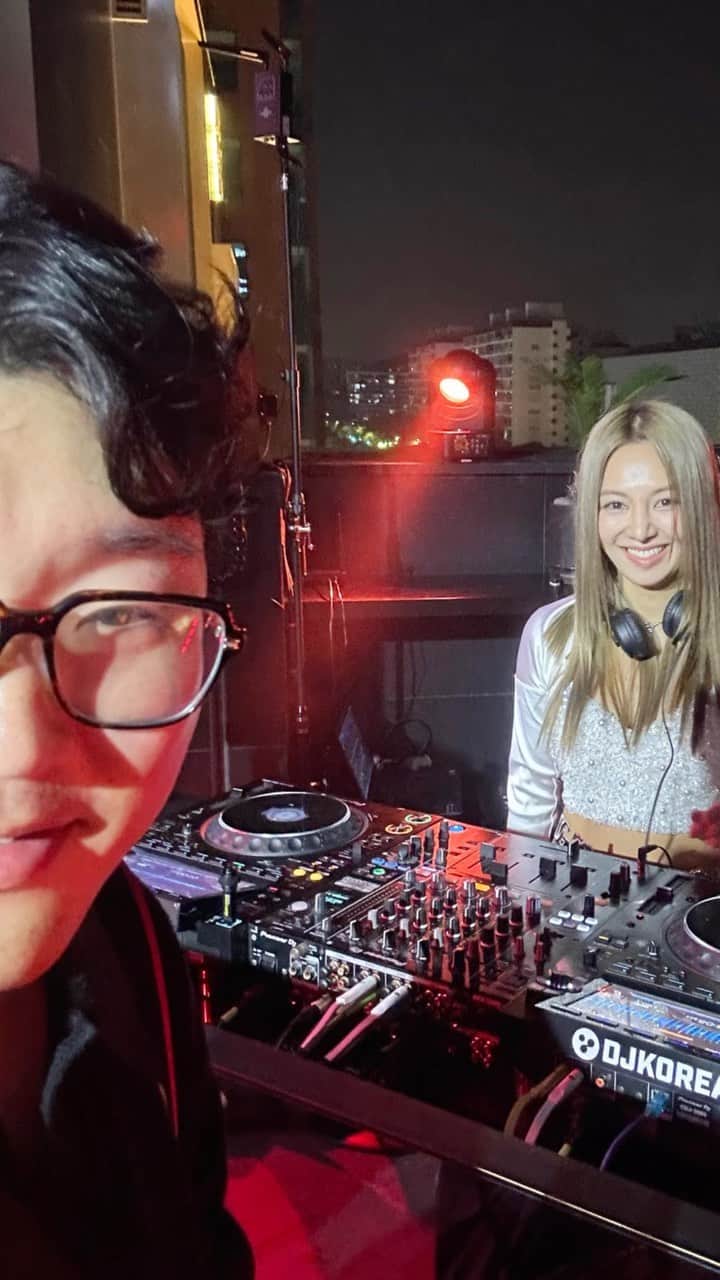 가로수길 , Seoulのインスタグラム：「DOLCE & GABBANA Night 🍾🥂🍾  돌체앤가바나의 DG로고 백 런칭 행사 ✨ 오랜만에 아페롤스프리츠 마시니깐 너무 좋았고  제시 공연 진짜 대에받 …영상 마지막까지 꼭 봐야함 중말 ..👍🏻👍🏻  그리고 이번에는 내 어릴적 요정 소녀시대의 멤버 효연님이랑 셀카? 한장 🥹  아자」