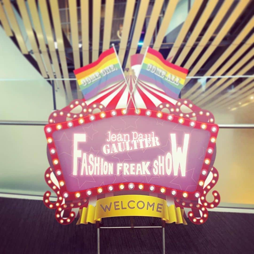 akikoのインスタグラム：「遅ればせながらやっと行けたジャンポール・ゴルチエ『ファッション・フリーク・ショー』 ファッションも演出も踊りも音楽もメッセージも、全てが最高すぎた。  もう何十年も前から、多様性を表現している人。Huge respect!  #ジャンポールゴルチエ #ファッションフリークショー」