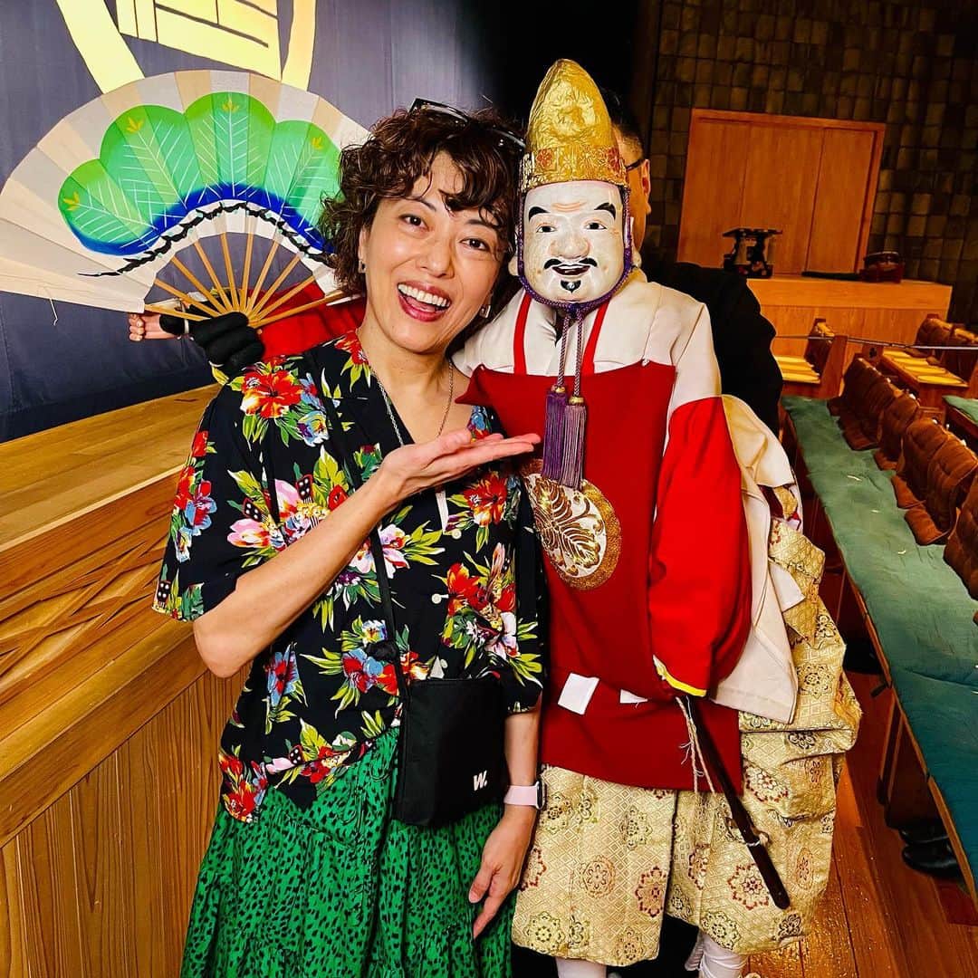池田有希子のインスタグラム：「『マチルダ』休演日、淡路島の人形浄瑠璃がどうしても観たくて日帰りで淡路人形座へ。バックステージツアーも演目『戎舞』も最高でした！Life of Piを観た後なので殊更人形の表現ポテンシャル、人形遣いの技巧が沁み渡る。襖からくりという、遠近法をうまく利用した襖絵を次から次へと引き抜き部屋の奥行きがどんどん奥まる出し物もとても面白かった！推し達と記念撮影もしていただきデレデレ😍今度は大塚ちーに教えて貰った徳島の浄瑠璃を目指そう😊  #ningyoujoururi #puppettheatre #awajishima #awajishimaningyoza」