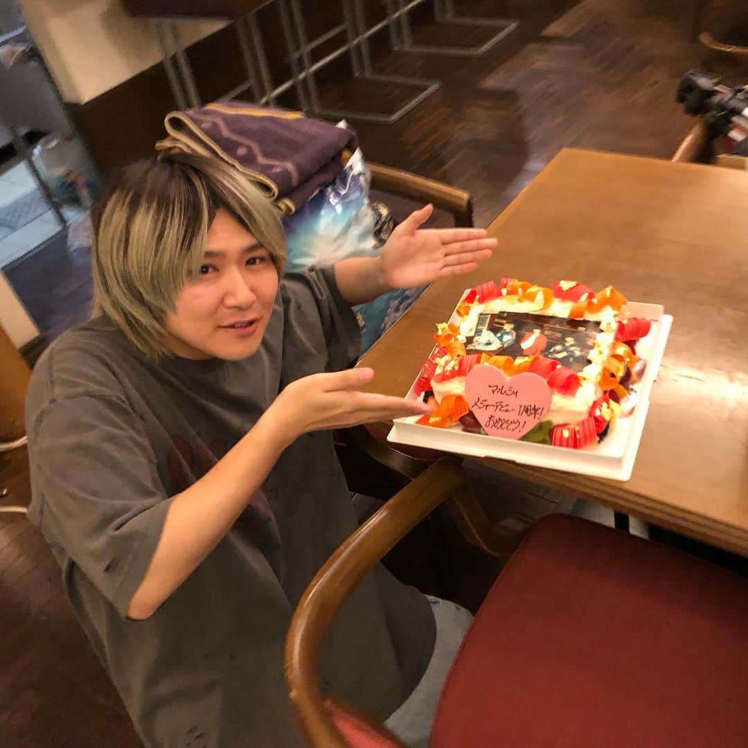 のインスタグラム：「メジャーデビュー1周年！！ 朝からみんなのメッセージを見ててありがてぇ気持ちでいっぱいです！！ これからもよろしくお願いします！！  #マルシィ  #memory」