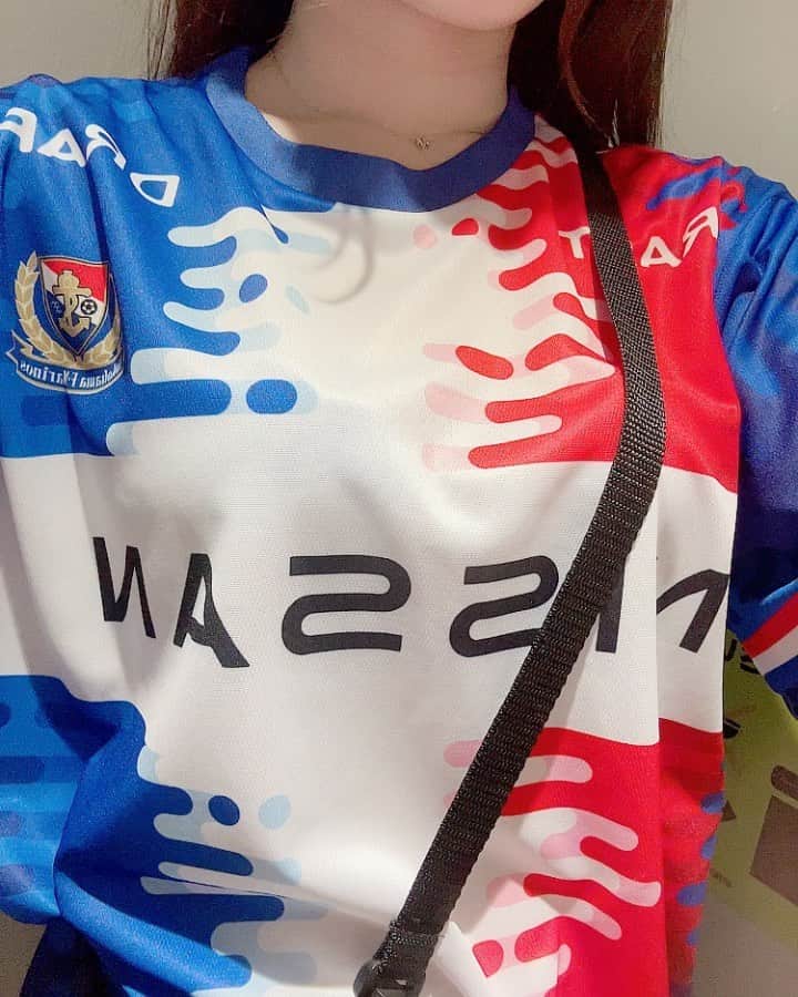 山口みらんのインスタグラム：「🐝🐝🐝   #アビスパ福岡 戦  #日産スタジアム  2-0  勝利🎉💙🤍❤️  今回は #初出航ユニ 配布や  大盛り上がりの  #にじJ1コラボ VTuber レオスさんのコメントも流れる事もありサッカー初観戦の方が多かったようですね(๑•̀ㅁ•́ฅ✨ とっても嬉しいコラボ🩵👓 VTuber全然分からないけどレオスさんもカッコイイし他のクラブがコラボしてる女の子もめちゃくちゃ可愛くて軽率にハマりそう🥹❤️‍🔥  初めての人が多い中、圧倒的なマリノスの強さを見せつけましたね💕︎  ヤン選手の絶妙なクロスに合わせたロペス選手の強烈なヘッドで先制！！最近は特にロペス選手のゴール待ってた⚽️  続けてクリアボールからロペス選手のスピードもあり、一対一で駆け引き、切り返して冷静なゴール！！ はあ〜(*´Д｀*)！！！大興奮 最高なゴール🫶❤️その後のロペス選手の奥様に捧げるパフォーマンスも愛妻家100万点で素晴らし過ぎる🥺やればできる！！！(←試合終わりインタビューのコメントから抜粋)  前半で2得点以上入れると後半失点すること多いけど、守り抜いたDF陣も素晴らしい！ そして、一森選手の好セーブもありクリーンシートは更にとっっっっても嬉しいんですよね💕💕💕  そして、なんと言っても宮市選手のホーム戦復帰は更にスタジアムを盛り上げました！！待ってたよ！ 宮市選手の背負う23は本当にカッコイイ！！怪我中も広報としてマリノスを支えてくれて、宮市選手の人柄にも惹かれる事が多かったこの期間。次はピッチでその瞬足で駆け回りマリノスを連覇へと連れて行ってくれる事でしょう！！！更に今後が楽しみです🎶  しかも、マルコス選手が宮市選手に繋げる瞬間が多々あって、もうそのライン見てるだけでワクワクドキドキだし感動です😭❤️🤍💙  そして！ エウベル選手のお誕生日お祝いもできて  とても尊い、大好きな幸せ空間をまた堪能出来ました🩷 本当にマリノスの勝利に感謝です！  #fmarinos  #yokohamafmarinos  #横浜fマリノス  #マリノス  #マリノスサポーター  #トリコロール  #サッカー  #サッカー女子  #ユニフォーム女子  #jリーグ  #jリーグ女子  #横浜  #yokohama」