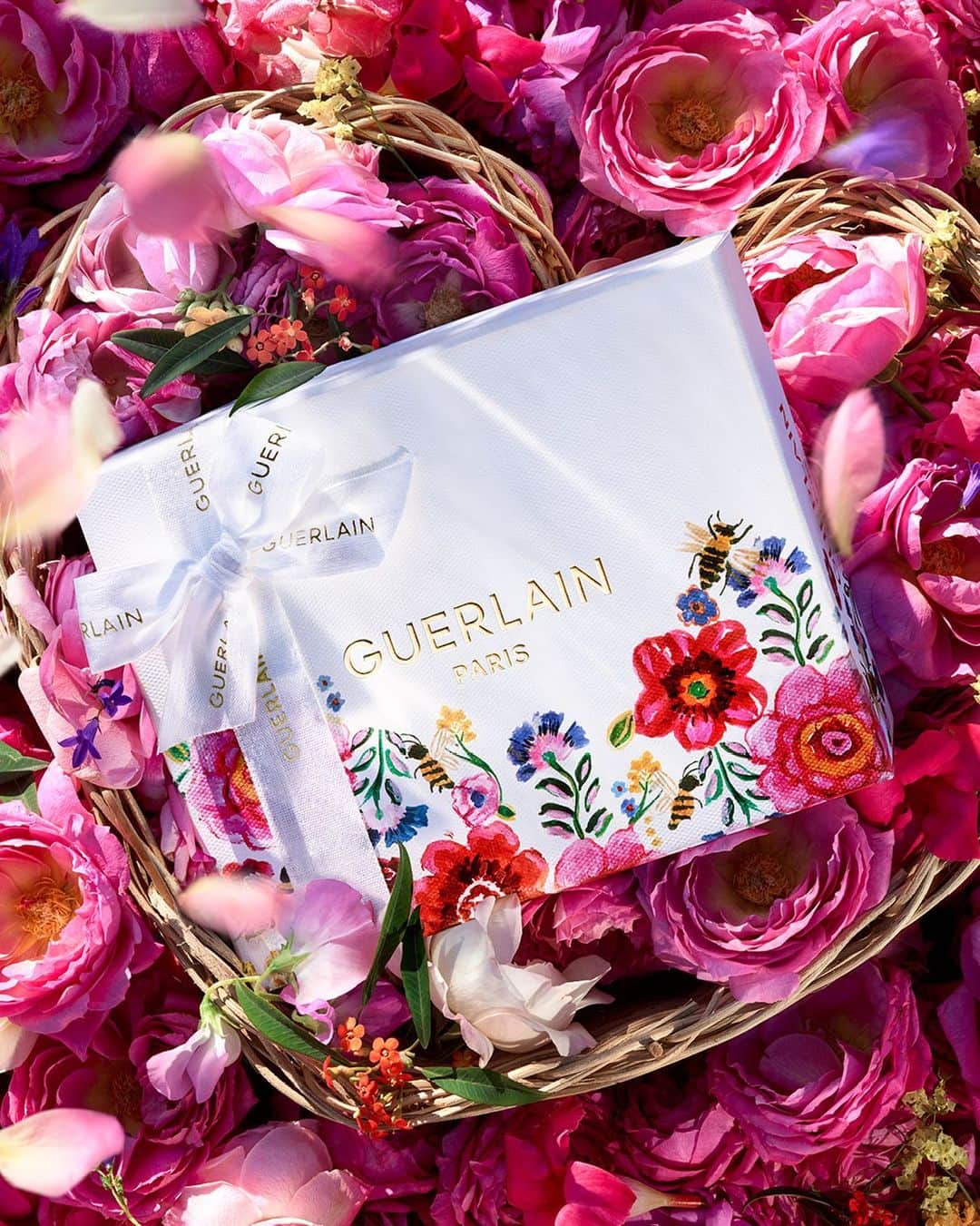ゲランのインスタグラム：「Almost two centuries of exquisite savoir-faire... just for her.​ Discover Guerlain's spring collection of exclusive seasonal creations for Mother’s Day, complete with complimentary gift box designed by artist Laura Gulshani, only at guerlain.com.​  #Guerlain #MothersDay​ #Gift」