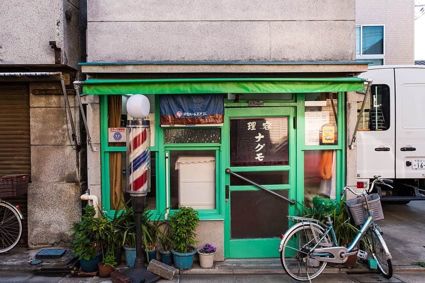 GENIC 公式インスタグラムさんのインスタグラム写真 - (GENIC 公式インスタグラムInstagram)「・ #偏愛というロマン 林 朋彦  旅先で偶然出会った1軒の床屋をキッカケに、日本列島、床屋を目指し旅をしているフリーカメラマンの林 朋彦さん @hayashigraphy 。  「途中、何か他のことをやろうかなと考えたり、実際手を出してみたりしたこともありましたが、結局、床屋に戻ってきました。やっぱり好きなんですよね。自分が好きな昭和のカタチが残っているところに惹かれているのだと思います。それに僕は、床屋を撮るようになって、初めて撮影が楽しいと思えた。それまでプライベートで積極的に撮ろうと思うことも、撮影を楽しいと感じることもなかったけれど、床屋はずっと続いている」。  ｰｰｰｰｰｰｰｰｰｰｰｰｰｰｰｰｰｰ 雑誌GENIC 最新号 7月号 vol.67「知ることは次の扉を開くこと ～撮影と表現のQ＆A～」 公式ショップにて予約受付中です。 ｰｰｰｰｰｰｰｰｰｰｰｰｰｰｰｰｰｰ 雑誌GENIC バックナンバー 4月号 vol.66「撮らずにはいられない」 公式オンラインショップ、Amazonにてお買い求めいただけます。 ｰｰｰｰｰｰｰｰｰｰｰｰｰｰｰｰｰｰ 皆さまの表現をGENICで紹介させてください。 #genic_mag を付けた投稿をお待ちしております。 ｰｰｰｰｰｰｰｰｰｰｰｰｰｰｰｰｰｰ」6月1日 21時08分 - genic_mag