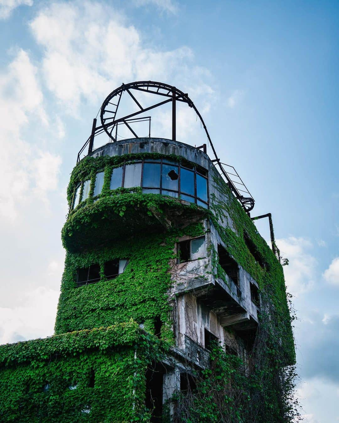 啝 （わ）さんのインスタグラム写真 - (啝 （わ）Instagram)「Abandoned tourist building 𓆲 𓆲 𓆲 #_passion_urbex_ #abandon_seekers_ #abandoned_addiction #abandonedcreeps #all_is_abandoned #ascosi_lasciti #decay_explorers #discarded_butnot_forgotten #fadedbeautyindecay #global_urbex #gloriousdecay #grime_lords #ig_urbex #lonely_and_abandoned_2 #masters_in_decay #nature_takes_over #raw_abandoned #rsa_preciousjunk #t_m_u_c #urbex_utopia #urbex_wereldwijd #urbexhero #world_wide_urbex #廃墟 #廃墟写真 #廃墟美 #exposure_industry_」6月1日 21時10分 - neji_maki_dori