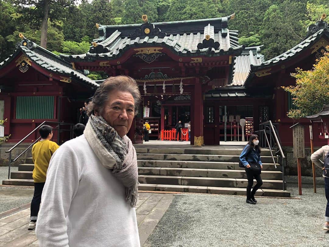 西岡徳馬のインスタグラム：「明日から、正午に、　 Voicy始めまーす❣️ 聴き方は、概要欄に貼っておきますのでよろしくお願いします♪ 箱根神社⛩️から❣️」
