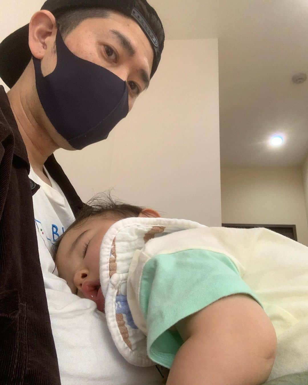 のインスタグラム：「最近息子が僕のお腹で寝ます。  布団より柔らかいからね。  いやパパのお腹は羽毛か！  #実は嬉しい #息子が安心してくれてる #すげえ嬉しい #いびきかいてる #めちゃくちゃ嬉しい #まっこん #息子溺愛 #myson#love」