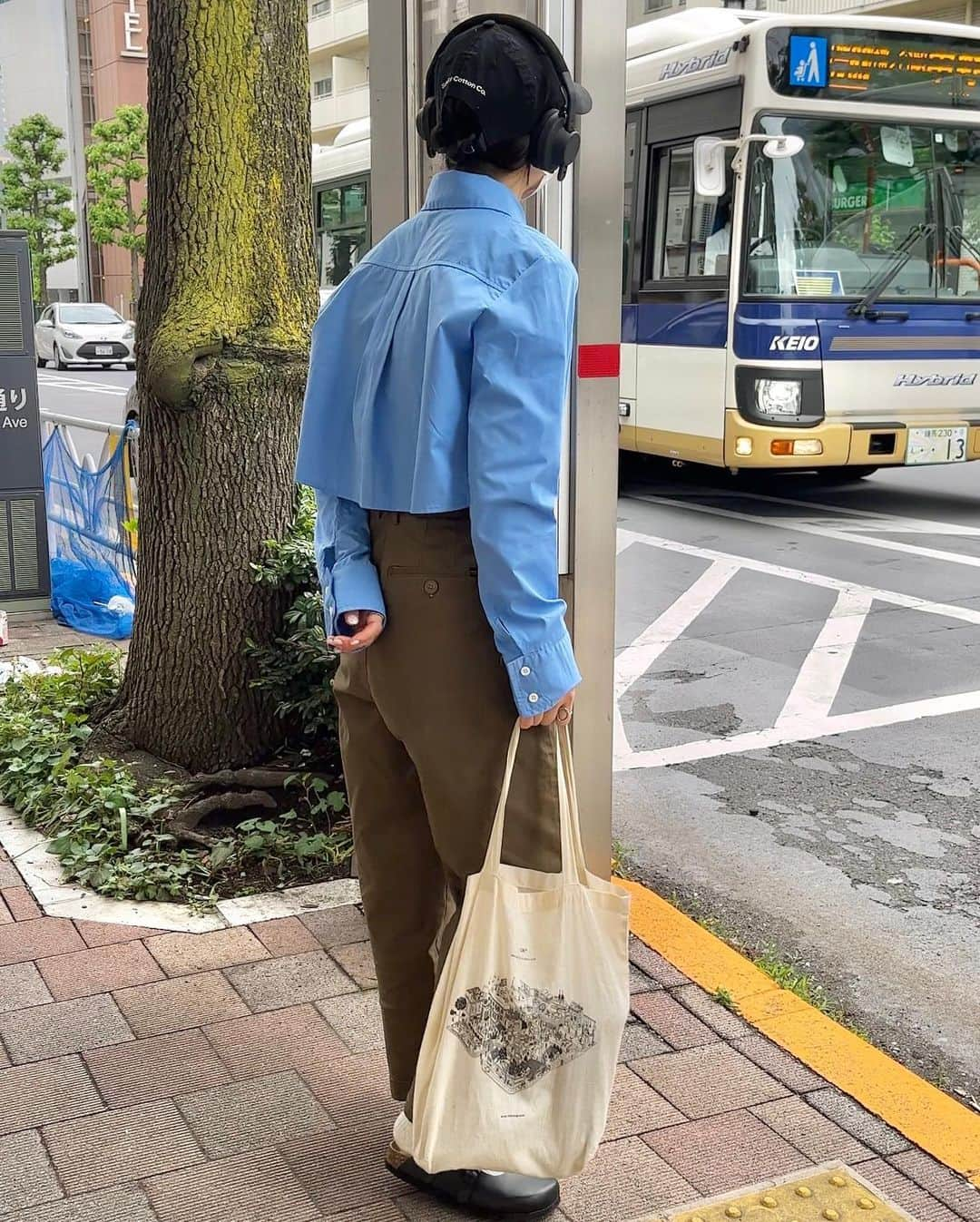 さいとうなるさんのインスタグラム写真 - (さいとうなるInstagram)「👔🦖  blue × green コーデ  ベイカーパンツにクロップドシャツを 合わせてみたのですが、、、 脚長効果がすごい🫢  しかも、ベイカーなので ウエストはきゅっとしていて お尻太ももはラインを綺麗に見せてくれる…  これは、最高なコーデなのでは…⁉︎ と思わず思ってしまいました🥲笑  tops... @somom_and_co  pants... @somom_and_co  bag... @graphpaper_official  cap... @somom_and_co  shoes... @somom_and_co  . . .  #ootd#日々#シンプル#シンプルコーデ#メンズライク #夏コーデ#サムオム#somomandco#サムオムアンドコー#シティーポップ#シティボーイ #シティポップ#ストリートシック#ストリートコーデ #ストリート#アウトドアファッション#popey#ポパイ#cityboy#citystyle#graphpaper#グラフペーパー#シャツ#シャツコーデ#ベイカーパンツ#ベイカーパンツコーデ #ビルケンシュトック」6月1日 21時12分 - naru060708