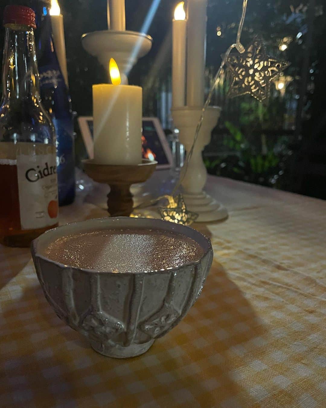 黄川田としえのインスタグラム：「風が気持ち良くて庭ごはん🌕🌿  ✨豚肉と蓮根のコチュジャン醤油麹炒め  ・豚もも肉薄切りは塩、胡椒、酒を振って1.2枚ををぎゅっと握って塊にしてから片栗粉をまぶして焼く。 ・蓮根も焼く。 ・コチュジャン、醤油麹、みりんor砂糖少しを混ぜたタレを加えてからめる。  ✨空芯菜ともやしのナムル ✨糠漬け ✨わかめとお豆腐の鶏スープ  トレーニングから帰ってきたリーちゃんにもりもりワンプレートで。横にいた弟が「りっちゃんこれ全部食べるの？」ってびっくりしてたけどこれ通常😂  明日から雨かな。。庭ごはんはお預け。  台風の地域の皆さん、気をつけてくださいね！！  #tottogohan  #dinner #おうちごはん」