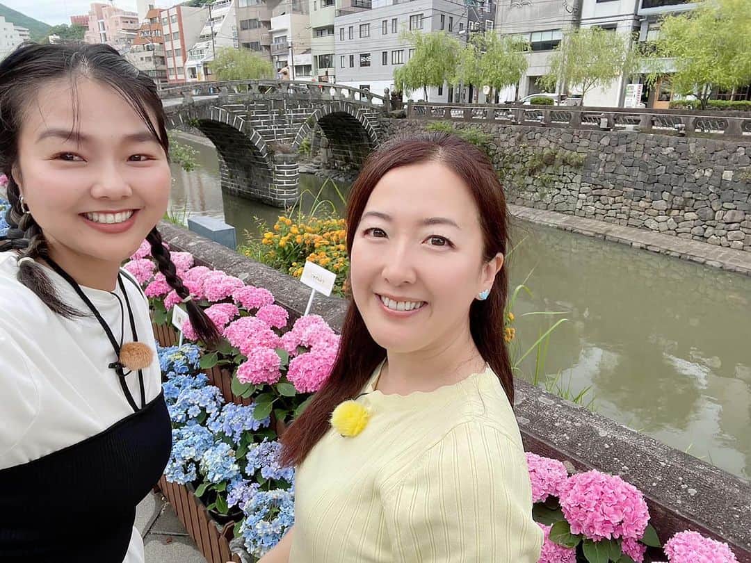 前田真里のインスタグラム：「今日は、眼鏡橋のアジサイをなおちゃんと 堪能しました！  #ひるドキ！ #ロケ @ncctvnagasaki」