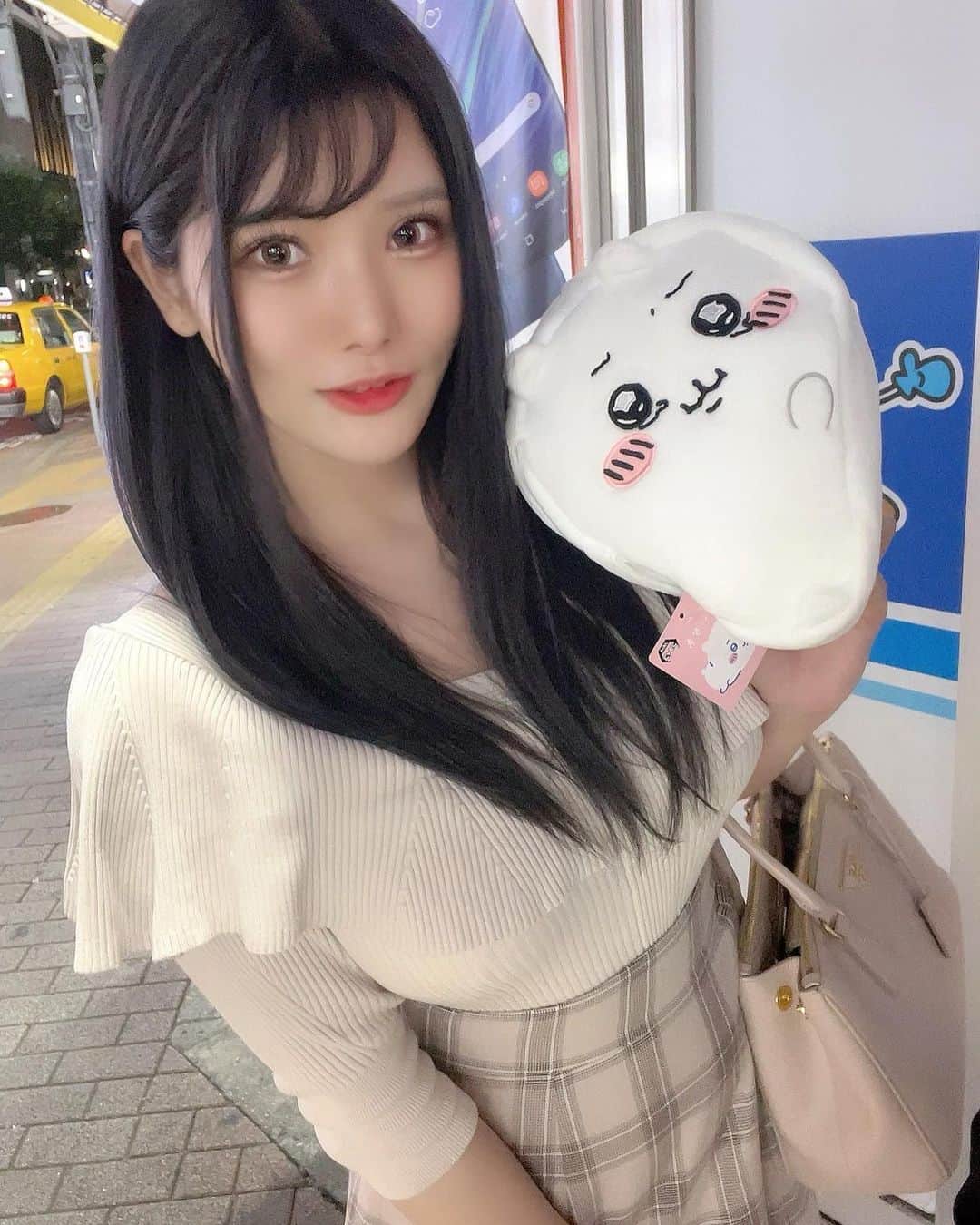のインスタグラム：「ちいかわゲットした💗そして黒髪に戻ったよ🥺いつまで黒髪かは未定🥺  #インスタグラビア　#instalove #follow #グラビア #扎心了 #like #tokyo #ootd #style #photo  #love #instagravure #맞팔  #东京 #model #Japanesegirl #photooftheday #tbt #igers #instadaily」