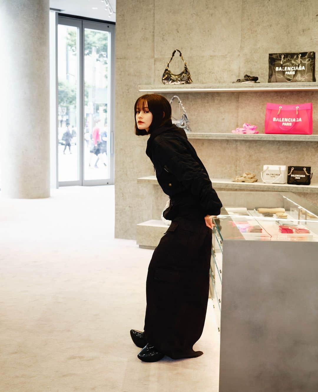 Fashionsnap.comさんのインスタグラム写真 - (Fashionsnap.comInstagram)「【ニュース】「バレンシアガ」の期間限定ストアが東急プラザ銀座1階に出現。モデルのemmaさんが来店し、「Raw Architecture」がコンセプトのモダンな店内を巡りました。⁠ ⁠ 限定バッグなどの詳細は @fashionsnapcom のプロフィールリンクから🔗⁠ ⁠ @balenciaga @okss2121⁠ ⁠ #balenciaga #バレンシアガ #emma #東急プラザ銀座 #銀座 #取材_fs #pr」6月1日 21時17分 - fashionsnapcom