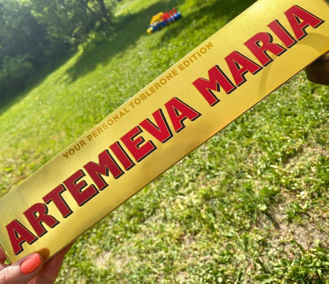 マリア・アルテミエワさんのインスタグラム写真 - (マリア・アルテミエワInstagram)「Мой личный #toblerone 😋🍫  Спасибо большое моим ❤️ @semkov.alex и Варечке 😘😘😘  Знают что подарить тренеру 😁🤗  #шоколадэтолюбовь #шоколадэтонаркотик」6月1日 21時17分 - maria_artemieva