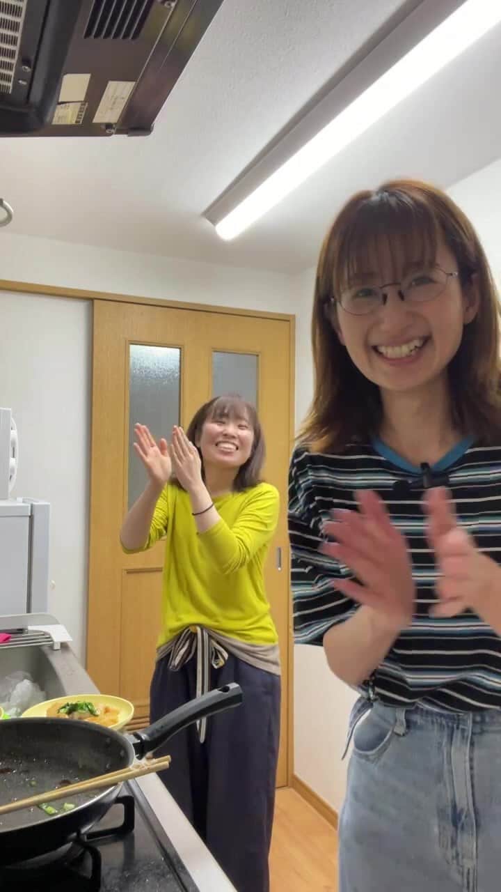 河村唯（うめ子）のインスタグラム：「ライブでお世話になってるSATTYさん(ギターの人)きたから、 料理した。  ・鶏のむね肉のなーんか美味しいやつ ・味噌汁(映ってない)  #インスタライブ #自炊」