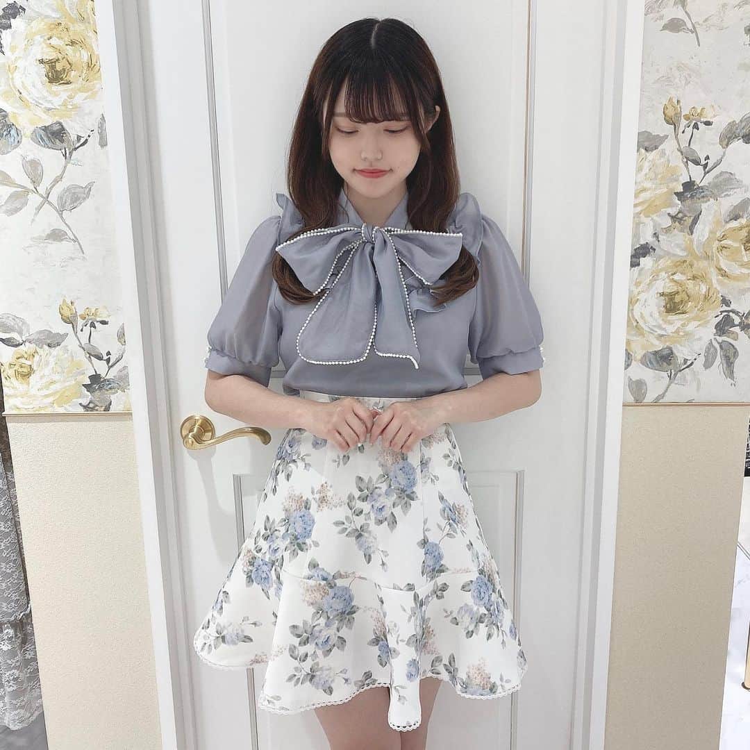 evelyn.coordinateのインスタグラム：「୨୧  𝑁𝑒𝑤 𝑎𝑟𝑟𝑖𝑣𝑎𝑙🧁𓌈˒˒  #フリルパールBS  color OW/PI/IBU Price ¥6,900  #花柄フレアSK  color PI/BU Price ¥6,900  大人気の花柄スカート🌷🎀💞 フレアタイプが新登場致しました⸜❤︎⸝   ブラウスはパールたっぷりで 甘めなデザインになっています🍨🤍   #evelyn #エブリン #ガーリーコーデ #甘めスタイル #甘めコーデ #清楚コーデ #可愛い #girly #feminine #パステル #girl #evelynコーデ #フェミニンコーデ」