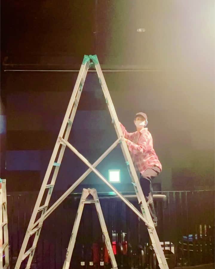 木村カエラのインスタグラム：「2023.5.25 LIVE  大阪@梅田クラブクアトロ THANK U ! sold out.  来てくれたみんなありがとうございました。 ステージに出た時、みんなの目がキラキラしてたのがすごく印象的でした。 少しそれでドキドキが増したの。  久しぶりの声出しOKの会場で、少し緊張感のある空気感。まさにライブだった。  いろんな話したね。 ふざけたこともたくさん話したね。 わたしはみんなのところへいつでも飛んでいきます。遊びに行きます。 直接会えない時は音で。　　  ちいさな子供達が、前の方でずっと一生懸命見てくれていて、最後ステージに上がっていいよ！といった。 すごい景色だからみてごらんって。 いや、この素晴らしい景色を子供達に見せてあげたかった。  子供達にこの先、たくさんの素敵な未来が待っていることを、 こうゆう形で見せてあげれるかも。と、あの時、瞬間的におもった。 わたしも、小さい頃、あのステージに立ってみたいとずっと思ってたから。 たのしかったかな。 でも、全く物おじせず、ステージの上で楽しんでたね。 素晴らしい。 わたしもさらに元気をもらったよ。  そして、何よりわたしの存在が、ここにいていいのだと、 受け入れてくれるそのみんなの温かさが、 安心感にかわって、抱きしめられてるような感覚でした。  わたしもたくさんギュッとしてたよ。  またあおう。 またたくさん遊ぼう。  次は名古屋！6/7！  #嬉し恥ずかしい朝帰り #秘密のＭＣ　🤣  #大阪」