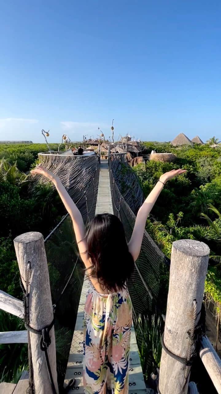福井セリナのインスタグラム：「Barにつながる唯一の道がこの吊り橋🌿🥹  ここ渡る時間が最高に気持ちよくて忘れられない.. 自然の中に自分が浮かんでるみたいだった💕  高所恐怖症の人はこの関門があるのできをつけて😂笑」