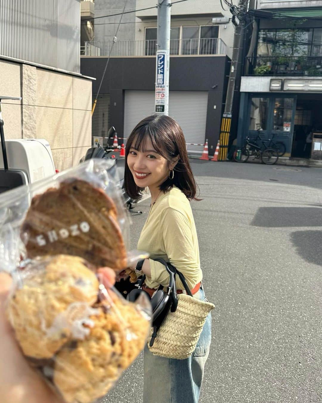 mizukiさんのインスタグラム写真 - (mizukiInstagram)「shozo coffeeさんの焼き菓子買ってあげたらとっても嬉しそうで可愛かったスヨルさん。写真撮ってた🤭🥮 ㅤㅤㅤㅤㅤㅤㅤㅤㅤㅤㅤㅤㅤ デニムとバックは届いたばかりの❤️‍🔥 denim @openclose_official  bag @paris64world  ㅤㅤㅤㅤㅤㅤㅤㅤㅤㅤㅤㅤㅤ #東京カフェ#shozocoffee#デニムコーデ#opencloset#paris64world」6月1日 21時35分 - mizukidrop