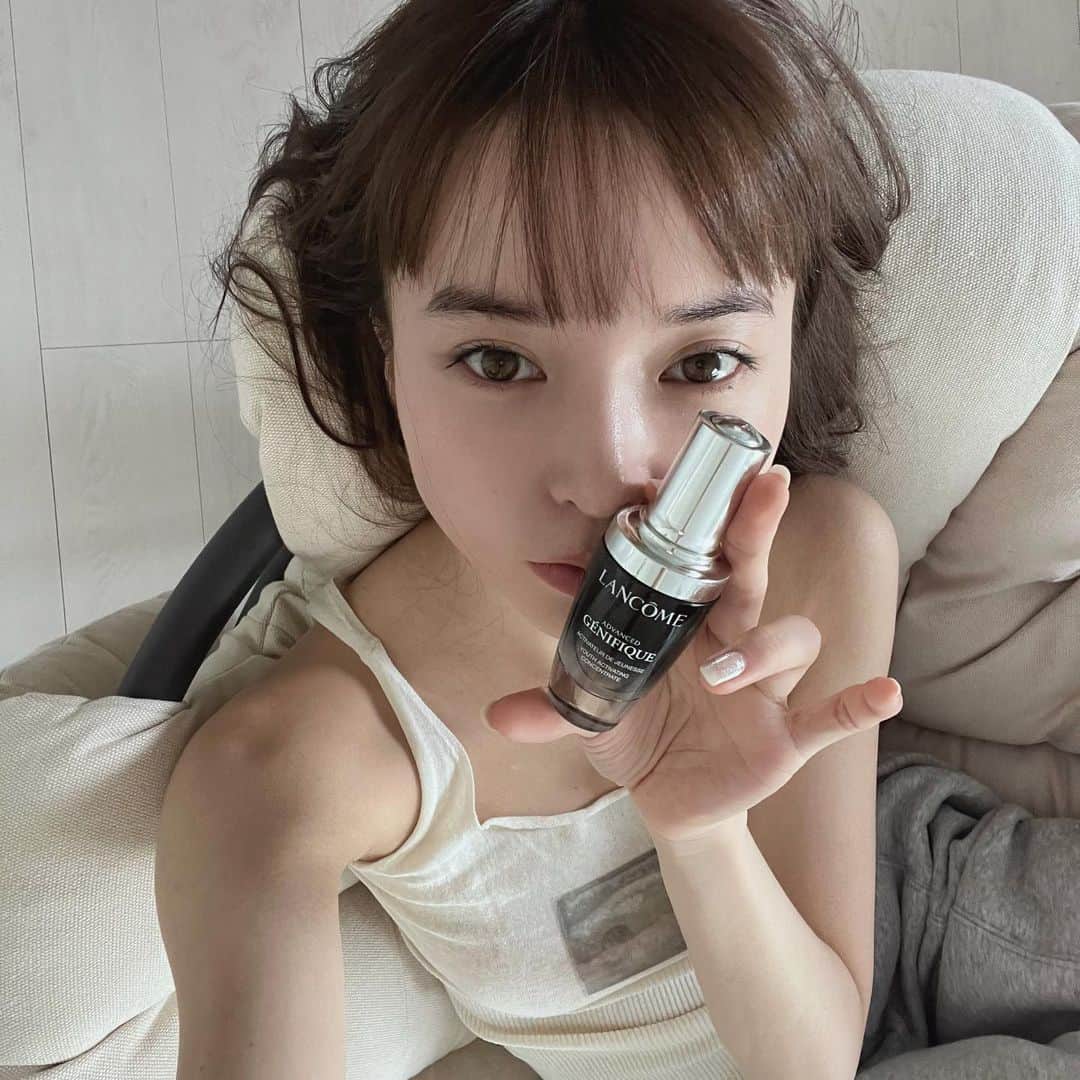 柊有紗のインスタグラム：「ジェニフィック アドバンスト N  ・ 季節で肌荒れしがちなお肌を、美肌菌の力でゆるぎない強い肌にしてくれるジェニフィック美容液、   季節の変わり目や、ニキビができそうな時このジェニフィックが助けてくれるので長年愛用し ているよ!  肌のバリア機能をサポートしてくれるから、これを使うようになって乾燥しにくくなった気が している(*'ω'*) テクスチャーはみずみずしくサラっとしてて、肌にすぐ浸透するよ。つけた後お肌が潤ってる のを感じる✨  もうすぐ夏が来て肌が敏感になる頃なので、ジェニフィックと共に毎日スキンケアがんばろ👊🏻  #ランコム #ジェニフィック #美肌菌 #ランコムGIFT #PR  @lancomeofficial」