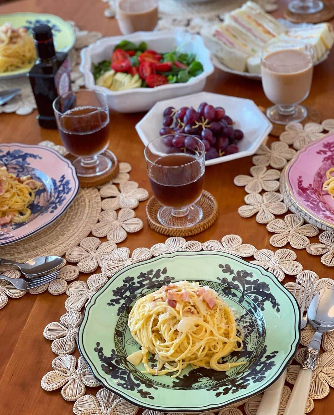 のインスタグラム：「#Mamalife for #3kids 娘達、生後53日が経ちました🥰 次女が4500g、長女が4300g むちむちとしたフォルムが可愛い💓 泣く声もだんだんと大きくなり 起きている時間も長くなり 新生児の頃を思い返すと 随分と成長している気がします 夜は私も気を抜いてたまに夜更かししてしまい (と言っても22:00くらい🌙) 娘達の交互の授乳やミルクタイムに 明け方の5:00ごろは目を開けるのに必死です…🫣 同時に泣かないよう時間をずらしてやってきたのですが ここ数日失敗して彼を起こして一緒にやっています🤭 双子育児、とにかく眠たいです✨💤笑 昨日の夜中に検索したのは "赤ちゃんいつから長く眠る？"でした🤣 3〜4ヶ月ごろとの回答。 今日も今から寝てみます💓 2時間続けて眠れたら奇跡、、、 昨日は1時間を2回、30分を1回でした🦛 今日は眠れますように✨✨ おやすみなさい💓 #双子育児 #twins #love」