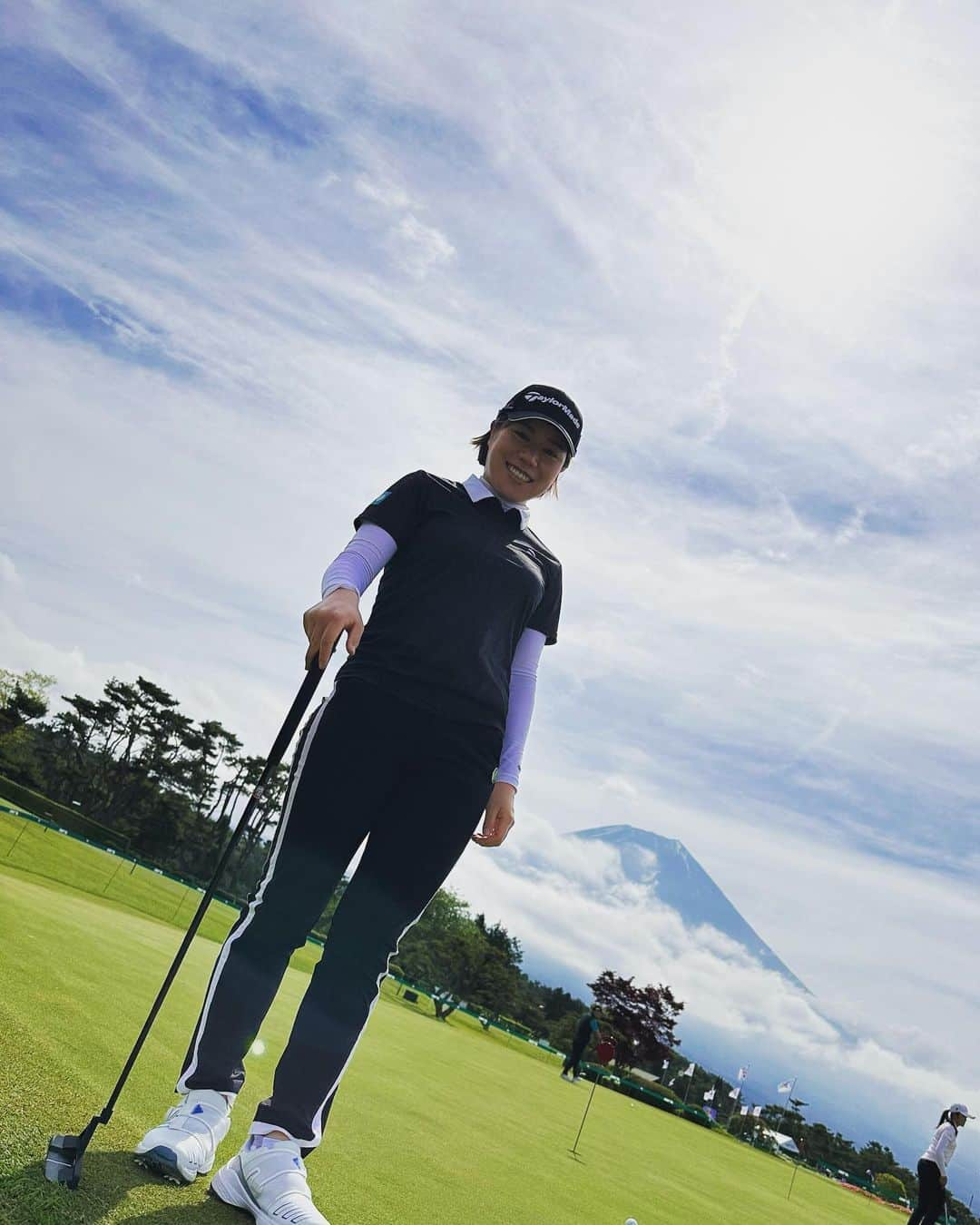 岡山絵里のインスタグラム：「🗻✨  腰痛のため、 しばらく試合に出れませんでしたが 今週から試合復帰できるようになりました。  ゴルフできて嬉しいです✨  またいいプレーができるよう これからも頑張ります🫡  #ニトリ #taylormade  #アスク #d&dホールディングス #魚くみ #adidasgolf」