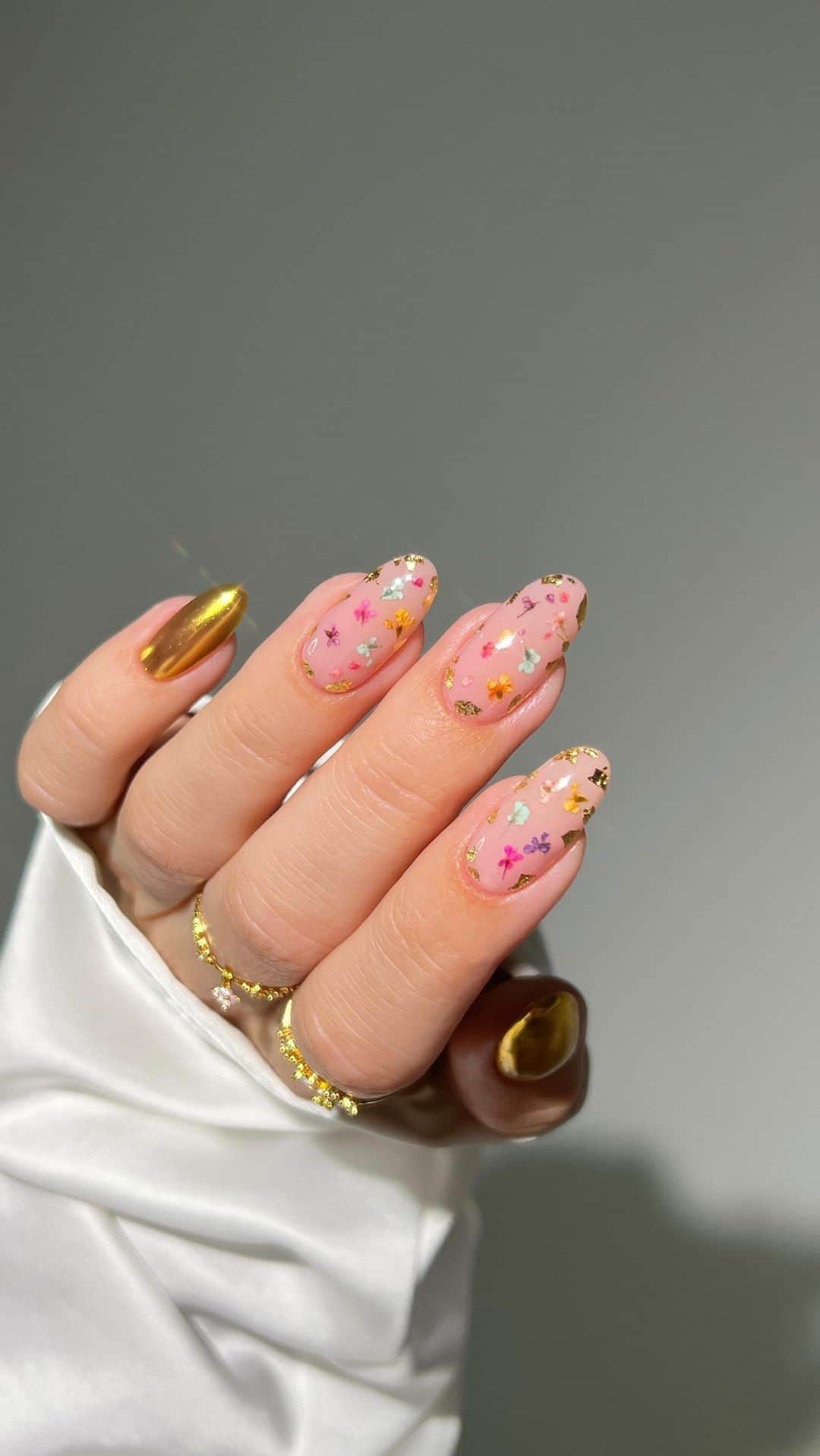 SHEINのインスタグラム：「When the garden art inspo is good as gold ✨💐💅🏻 @heygreatnails  #SHEINinspo」