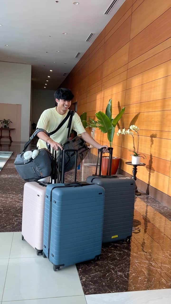ミーガン・ヤングのインスタグラム：「Going on a trip with Boneezy and I promised I’d take care of everything… pero mukhang di ako ready sa pangako ko 🤣  Ps. in all fairness, this has never happened between me and Boneezy. We are both extremely low maintenance travellers which always equates to a mountain of bloopers and adventures 🫰🏽  Soooo… who wants to be a travel princess?? 😅」