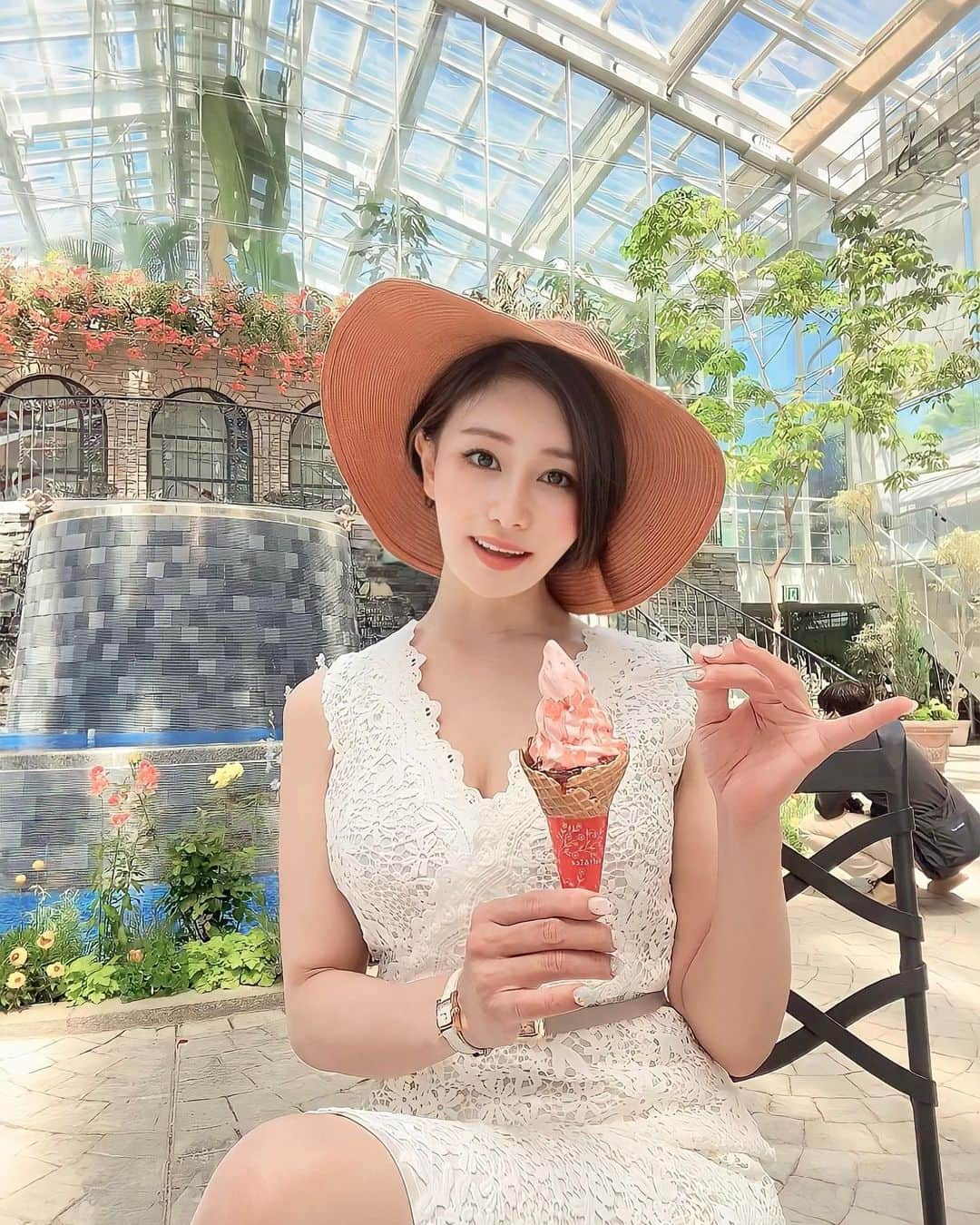 明里ともかのインスタグラム：「絶品🌹薔薇ソフト🍦 いただきます！ ・ ・ ・ #浜松フラワーパーク  #薔薇」