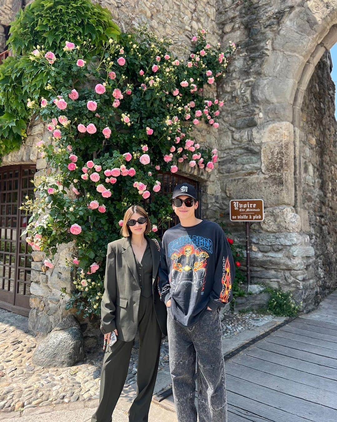マギー・ラースリー・バーレンシエガーのインスタグラム：「Hope these flowers brighten things up 🌷🌹」
