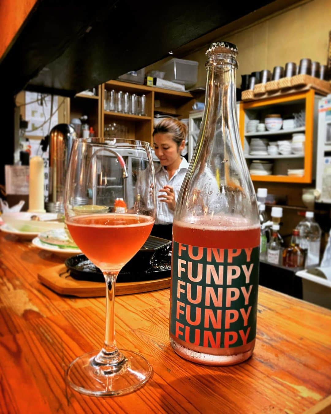 なーみのインスタグラム：「🍾チャンさんありがとー♡ 畑のナミちゃんと違ってチャキチャキ動くナミちゃんが素敵だって🤭←言葉にはしてなかったけどね😀  乾杯ー🍾❤️  #おしごー中に飲める幸せ #自営乾杯」