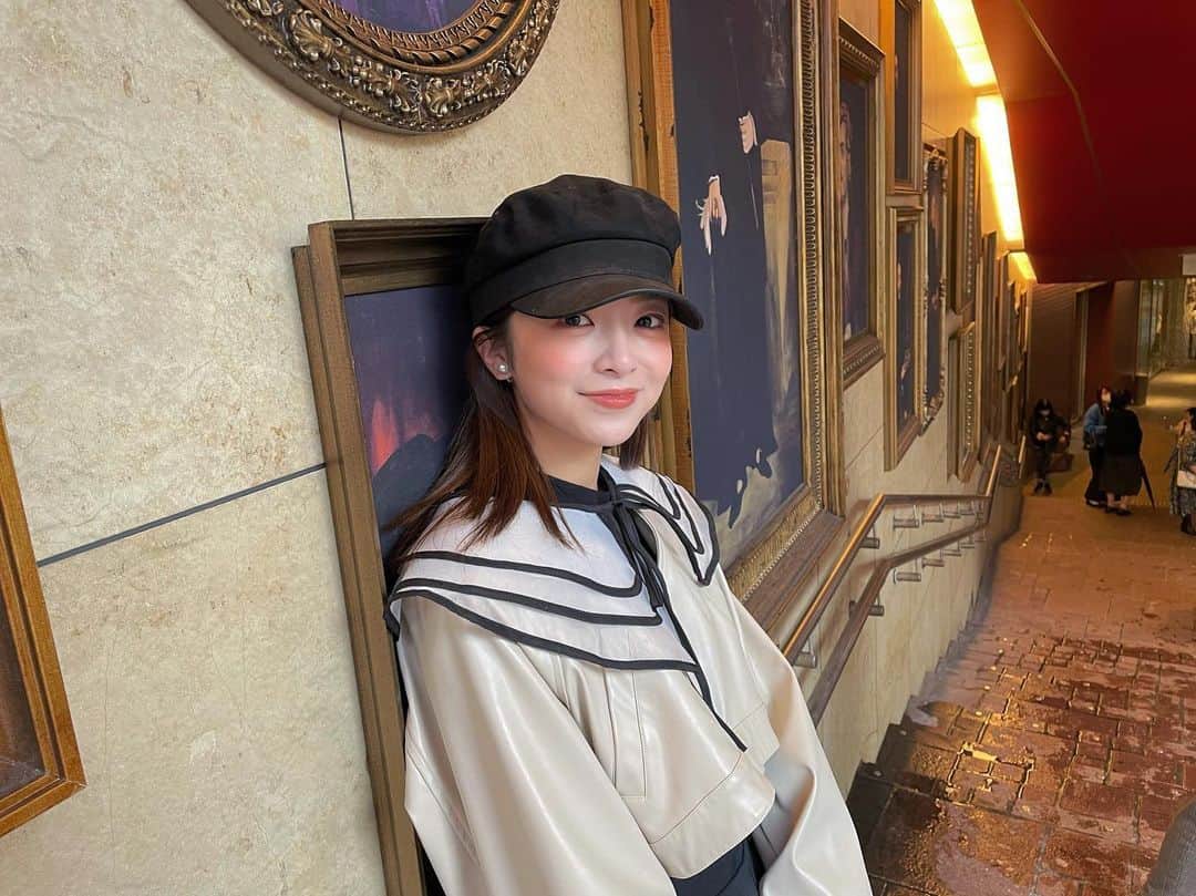 菊池柚花のインスタグラム：「. . . 舞台「ハリー・ポッターと呪いの子」を鑑賞してきました🪄  映画版をほとんど観たことがない私でも楽しめました🥹 むしろ今から映画を観たくなった！！  とにかく衝撃だったのは、魔法がリアルに再現されていたこと🧙‍♀️ 目を凝らしてみても全くどうなっているのか分からなくて、最後まで驚きっぱなしでした👀 “リアルに魔法は存在する” という結論に至りました。笑  目の前にハリーポッターの世界が現れて、 私も物語の中に入り込んだ気分になりました🤍  没入感が堪らない新感覚の舞台でした…✨」