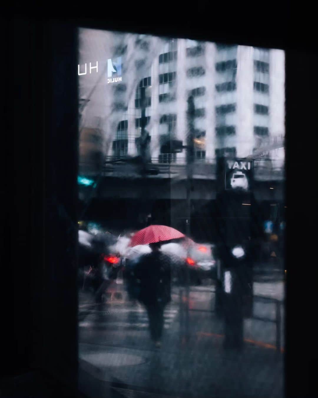 Takashi Yasuiさんのインスタグラム写真 - (Takashi YasuiInstagram)「☔ in Tokyo  #TakashiYasui #SPiCollective #filmic_streets #ASPfeatures #photocinematica #STREETGRAMMERS #street_storytelling #bcncollective #ifyouleave #sublimestreet #streetfinder #timeless_streets #MadeWithLightroom #worldviewmag #hellofrom #mediciism #reco_ig」6月1日 21時38分 - _tuck4