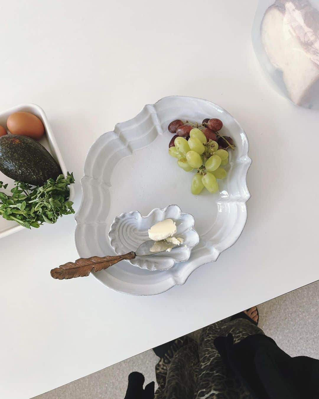 大田由香梨さんのインスタグラム写真 - (大田由香梨Instagram)「@astierdevillatte の器は一生物として 一年に一回ほど、ゆっくりと買い足しています🦢  @_lifestylist_ の白磁とも相性が良く◎  食材が引き立つ白い器がやっぱり好きみたいです🫶🏻  パンをトーストして、カシューバターをパンに塗りフルーツやアボカド、目玉焼き🍳を乗せてオリーブオイルと　@loveg_official のWinter Pepperをふりかけたオープンサンドが最近のお気に入り🌿  完成の写真は撮り忘れました🥲」6月1日 21時38分 - otayukari