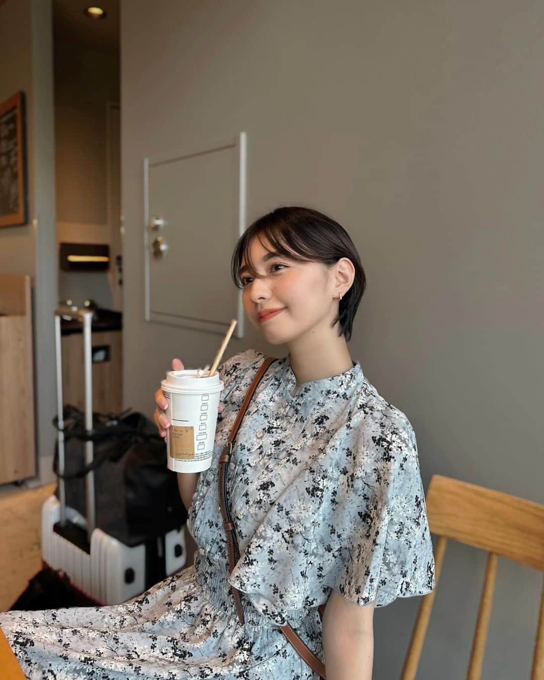 MIORIのインスタグラム：「☑︎  この日のお出かけコーデはいつもよりちょっとフェミニンに💖  ワンピースって一枚でコーデが完成するから楽でいいね☑︎  夏っぽいカラーがお気に入り✌️ フレアスリーブがいい感じに二の腕隠してくれてるから安心😂 ・ ・ ・ ☑︎ クラシカルエルフ ▷@classicalelf_official ☑︎カラー：グレイッシュブルー ☑︎サイズ：M ・ ・ ・ #クラシカルエルフ #classicalelf #エルフコーデ #タイアップ #milybilet #ミウィビレット #uniqlo #gu #zara #ユニクロ #ジーユー #ザラ #zozo #zozotown #zozo購入品 #zozotown購入品 #ワンピース #花柄ワンピース #フレアスリーブ#夏服 #初夏コーデ #夏服コーデ」