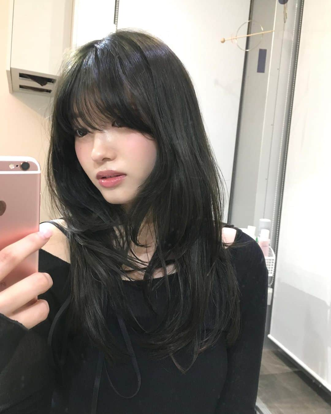 古田愛理さんのインスタグラム写真 - (古田愛理Instagram)「韓国で流行ってる ハッシュカット💇🏻‍♀️にした ~  顔周りのレイヤーがざっくり切ってあるから テキトーに巻いても動き出てかんわいい.....🫶🏻  髪色も暗くして 暗めのオリーブ🫒  だいぶ頭が軽くなった、、 ドライヤー楽ちん！サイコー！  #허쉬컷」6月1日 21時43分 - airi_furuta