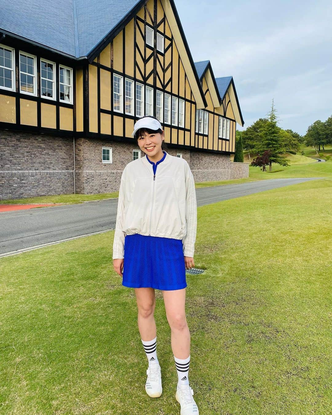 坂口佳穂さんのインスタグラム写真 - (坂口佳穂Instagram)「6月の衣装は  @adidasgolf @adidastokyo   半袖で大好きなブルーのセットアップの予定でしたが太陽が出ず寒かったので羽織りました、、が、羽織ものも可愛い🥴  今回も可愛い衣装ありがとうございます✨  #ゴルフウェア#ゴルフ女子 #ゴルフ#アディダスゴルフ」6月1日 21時43分 - s_ka_ho