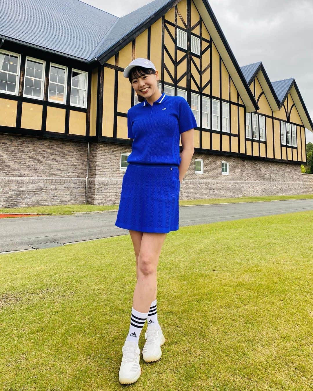 坂口佳穂のインスタグラム：「6月の衣装は  @adidasgolf @adidastokyo   半袖で大好きなブルーのセットアップの予定でしたが太陽が出ず寒かったので羽織りました、、が、羽織ものも可愛い🥴  今回も可愛い衣装ありがとうございます✨  #ゴルフウェア#ゴルフ女子 #ゴルフ#アディダスゴルフ」