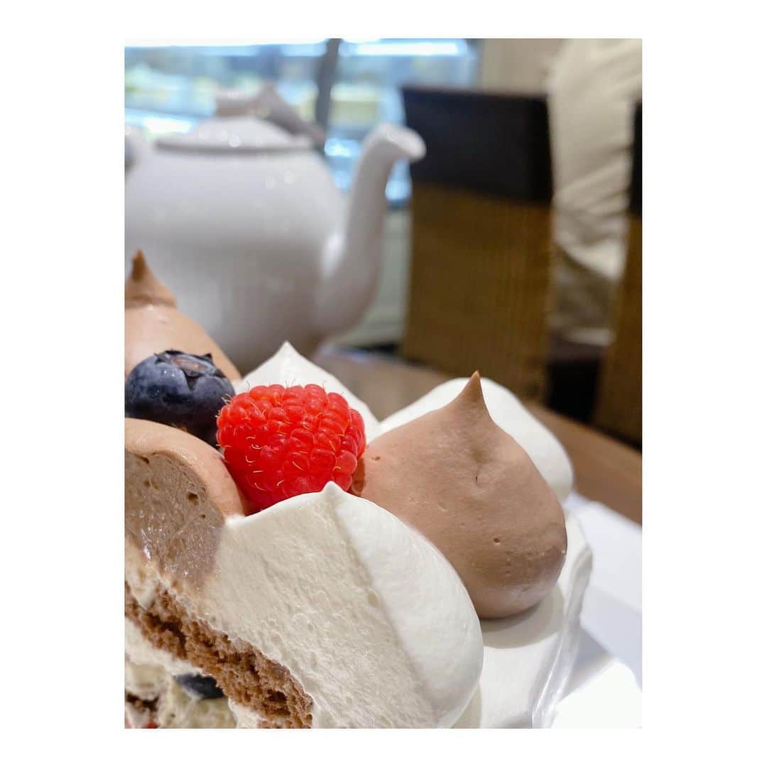 MINAのインスタグラム：「. ベリー系すきなんだ🫐🍓🍰 先日友達と行った時の📸」