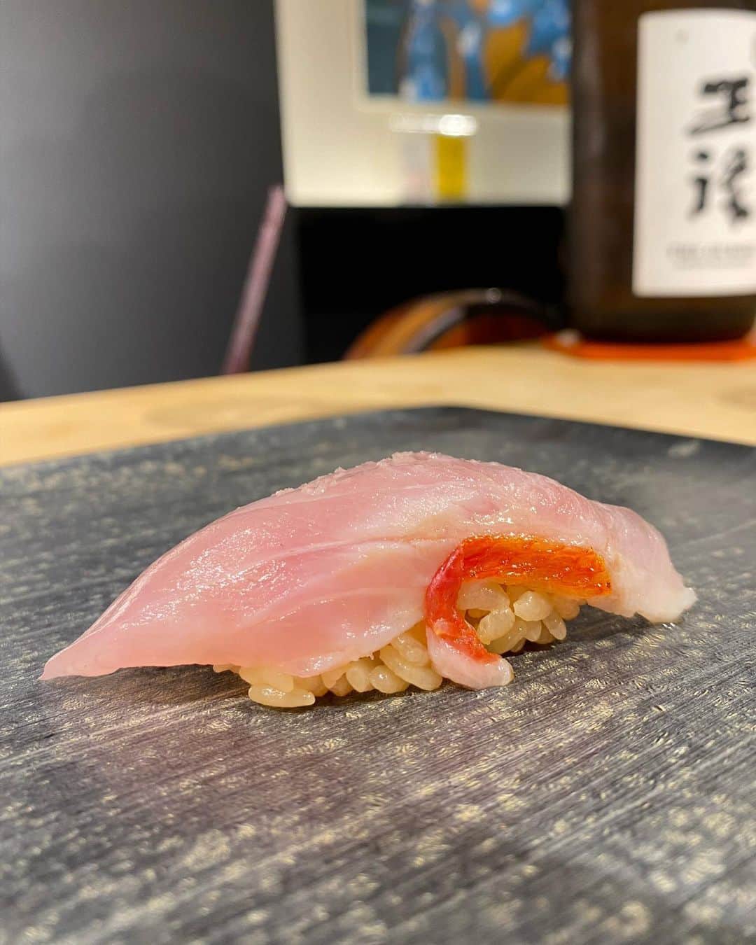 YURIKAさんのインスタグラム写真 - (YURIKAInstagram)「🍣  気になってた鮨ぱんち😍🔥 @sushi__punch   笑顔の可愛いマッチョな大将✨  筋肉ムキムキの腕で握られたお鮨は とっても繊細なシャリで お口の中でふわっとほどけて とっても私好みだった💪🏽💞  蟹のにぎりはシャリの代わりに ほぐした蟹の身に とびっこのぷちぷち食感が混ざって 超絶美味しかったぁ🤤❤️  お誕生日祝いに出てきた お鮨ケーキにびっくり！🎂✨  こんな美味しいケーキ 毎日食べたい🤣🤣🤣  #鮨ぱんち #麻布十番鮨ぱんち #東京グルメ #東京鮨 #東京ディナー #麻布十番グルメ #麻布十番鮨 #麻布十番ディナー #鮨 #寿司 #麻布十番 #鮨好きとつながりたい  #寿司ケーキ #美味しいもの #デートスポット #グルメ女子 #食べログ #グルメ好きな人と繋がりたい #お寿司好きな人と繋がりたい #美味しいもの #グルメスタグラム #tokyo #sushi #tokyosushi #tokyogourmet  #genic_food #instafood #gourmet #dinner #sushilovers」6月1日 21時47分 - yurika__baby